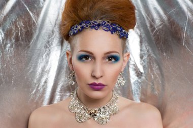 Gümüş kadın makyaj