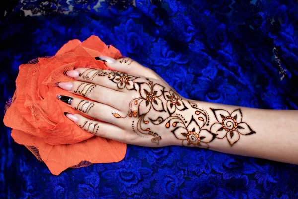 Çiçek Mehendi resmi üzerinde el