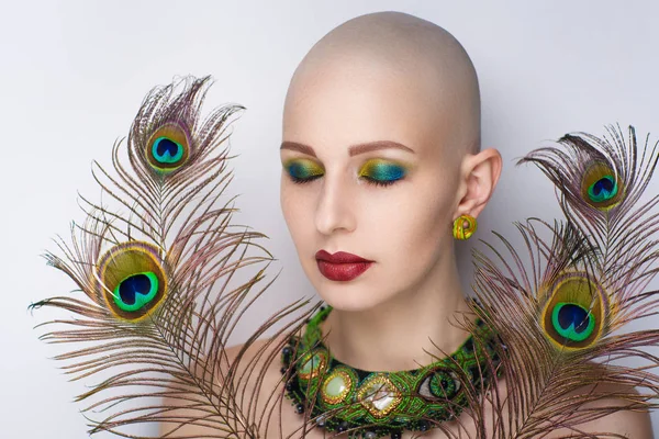 Mujer con plumas de pavo real —  Fotos de Stock