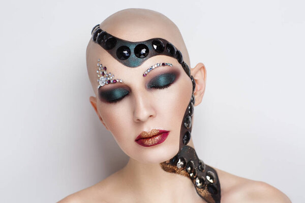 Женщина с черным макияжем
