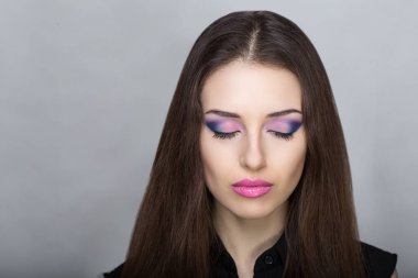 Kadın pembe makyaj ile