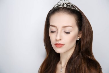 uzun kahverengi saçlı