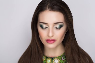 kadın yeşil makyaj