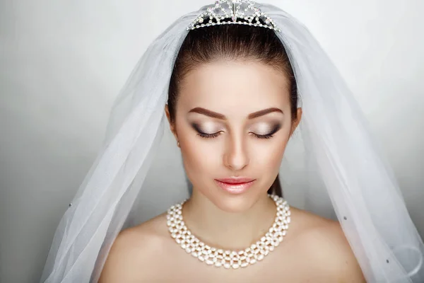 Bela noiva se preparar para o casamento — Fotografia de Stock