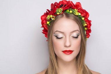 kadın kırmızı çiçek çelenk