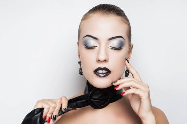 deri kemer boyun Bdsm