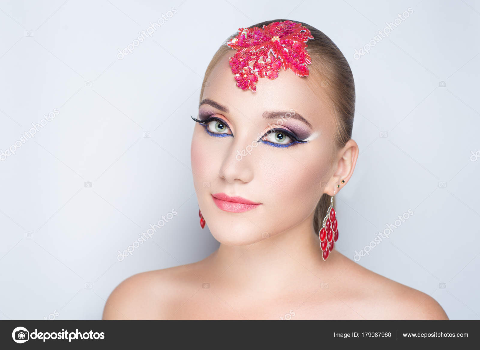 Femme Provocante Avec Maquillage Lumineux Et Accessoires En Studio · Photo  gratuite