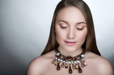 Kahverengi kolye kadın