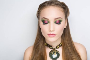 kadın yeşil makyaj