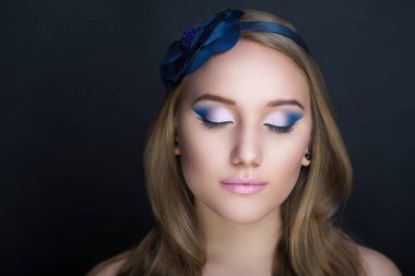 Kadın pembe makyaj ile