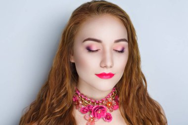 Turuncu Saç pembe dudaklar