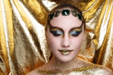 kadın altın makyaj