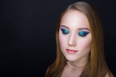 kadın parlak makyaj