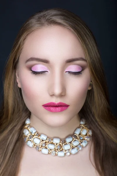 Mulher com maquiagem rosa — Fotografia de Stock