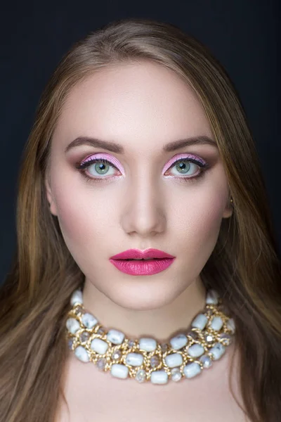 Mulher com maquiagem rosa — Fotografia de Stock