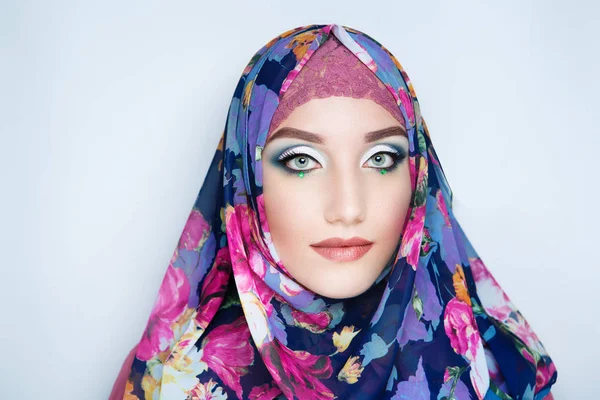 Flicka i en huvudduk hijab — Stockfoto