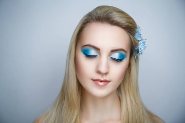 kadın mavi makyaj