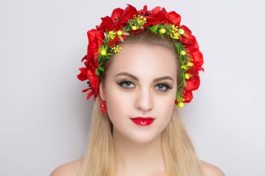 kadın çiçek çelenk