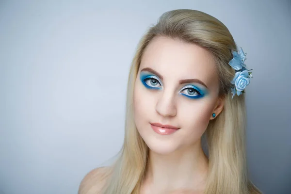 Vrouw blauw make-up — Stockfoto