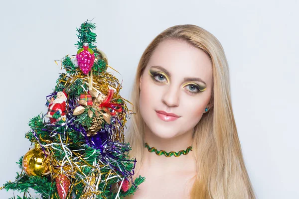 Donna con albero di Natale — Foto Stock