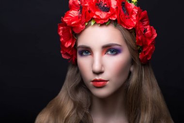 Kırmızı çiçek çelenk