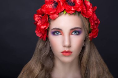 Kırmızı çiçek çelenk