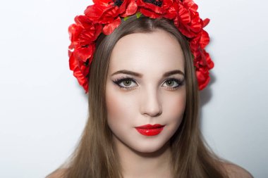 Kırmızı çiçek çelenk