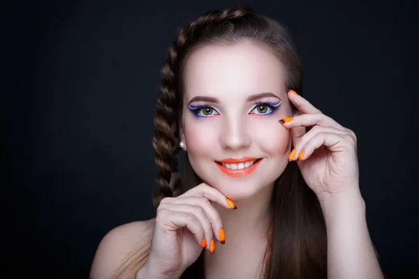 Женщина оранжевые ногти — стоковое фото