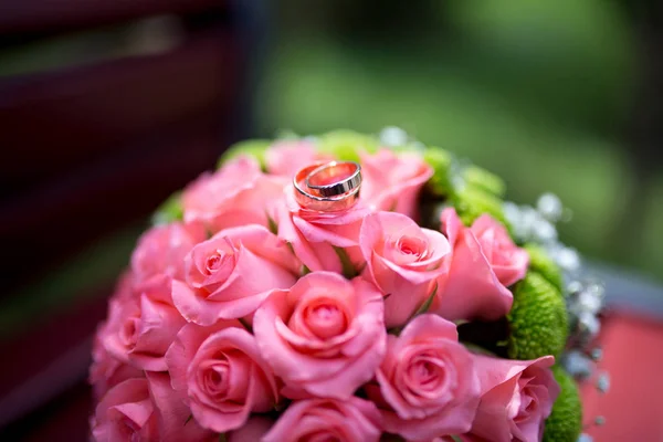 Pink roses and rings — Stock Photo, Image
