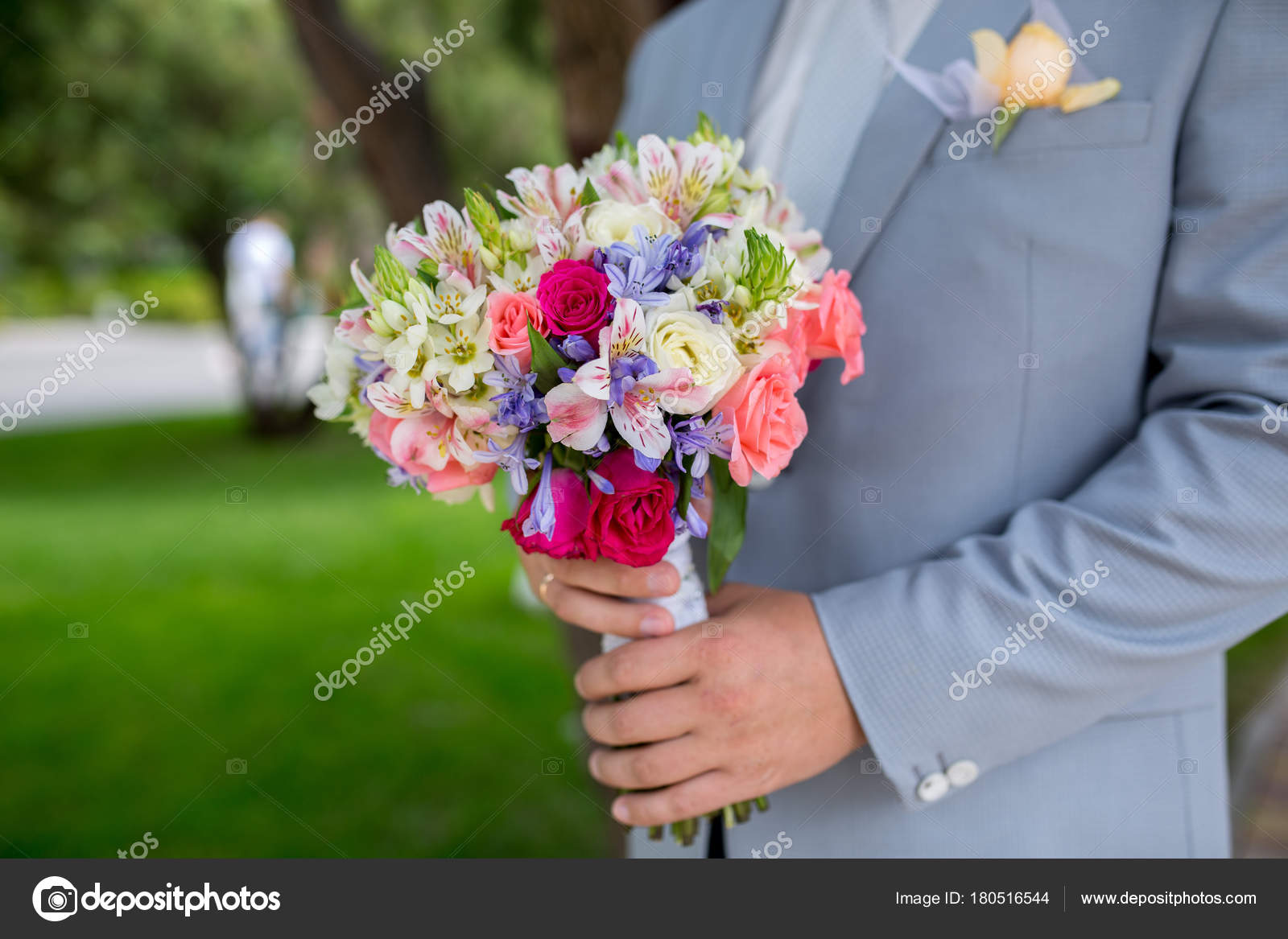 Homme Avec Bouquet De Fleurs Photographie Olgaosa 180516544