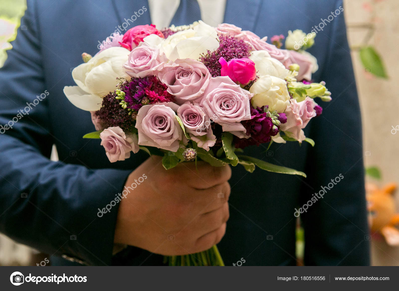 Homme Avec Bouquet De Fleurs Photographie Olgaosa 180516556