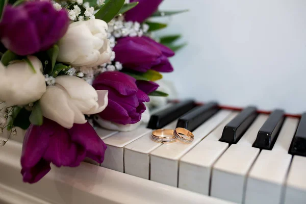 Obrączki ślubne fortepian — Zdjęcie stockowe
