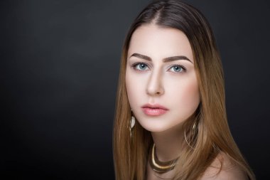 kadın altın aksesuarlar 