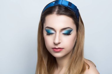 kadın mavi makyaj