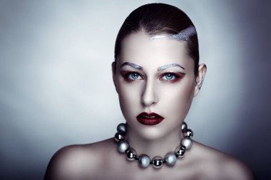 Gümüş kadın makyaj