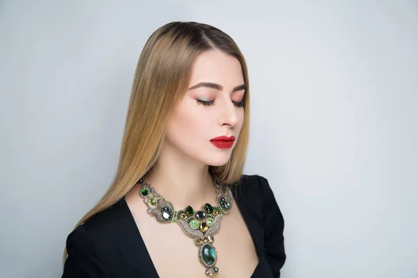 Ženy dlouhé vlasy zelený náhrdelník — Stock fotografie