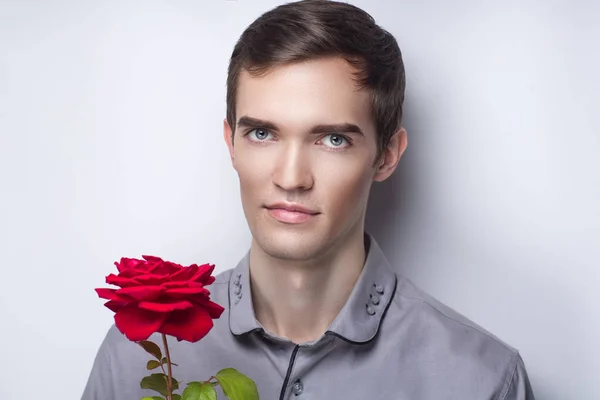 Man met rose — Stockfoto