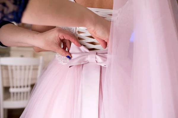 웨딩 드레스에 도우미 활 — 스톡 사진