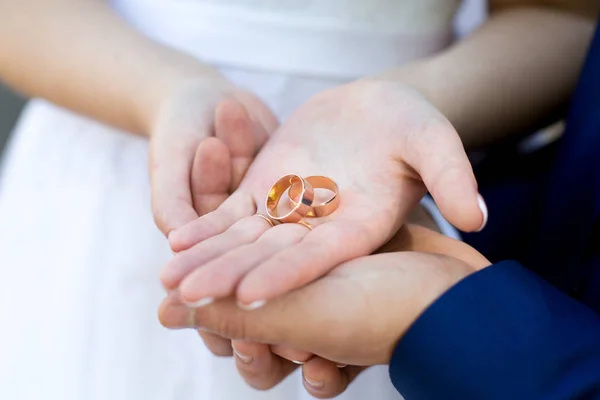 Man vrouw handen — Stockfoto