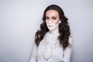 Kadın yüzü yarısıdır bej Vakfı kadın makyaj ile gölgeli