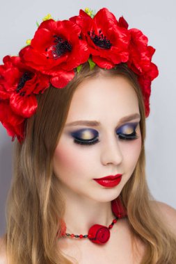 Kırmızı çelenk çiçek