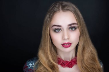 kadın siyah makyaj ile