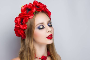 Kırmızı çelenk çiçek