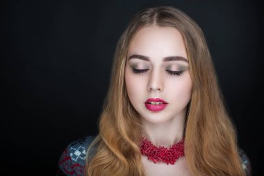 kadın siyah makyaj ile