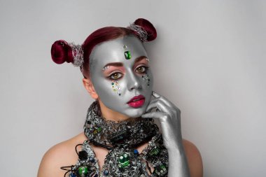 kadın gümüş makyaj