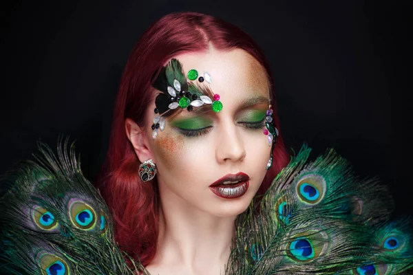 Mujer con plumas de pavo real — Foto de Stock