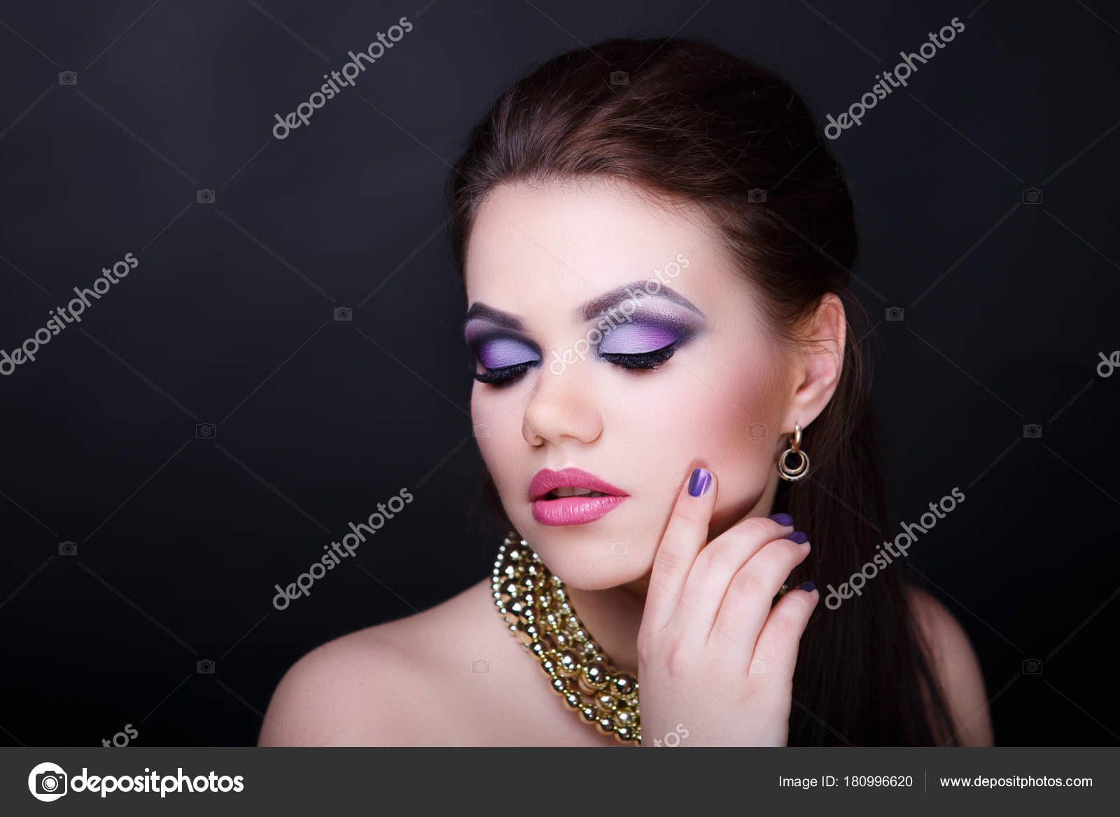 Mulher Bonita Com Cabelo Violeta Colorido E Maquiagem Profissional