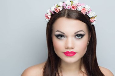 kadın çiçek çelenk