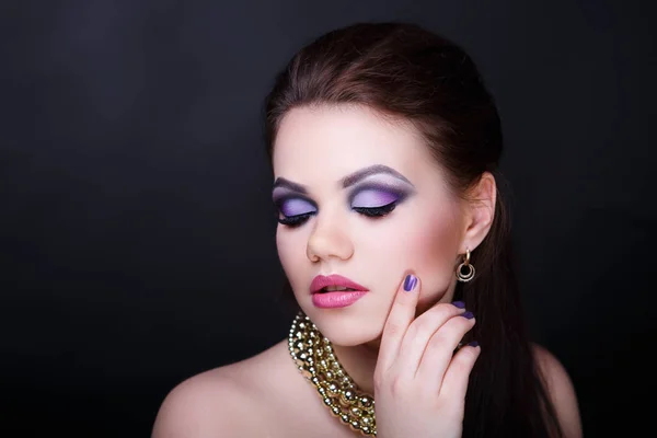 Kobieta fioletowy makijaż — Zdjęcie stockowe