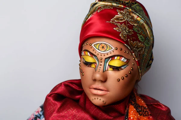 Етнічні макіяж жінку — стокове фото